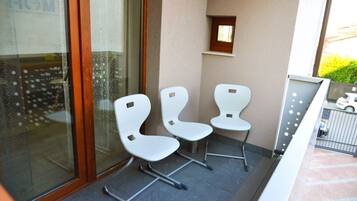 Căn hộ Grand, ban công, quang cảnh vườn (Elena) | Hiên