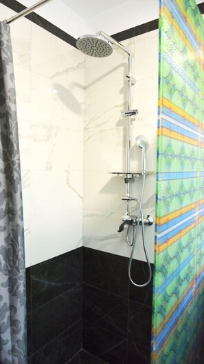 Appartement, balcon, vue jardin (Sara) | Douche de la salle de bain