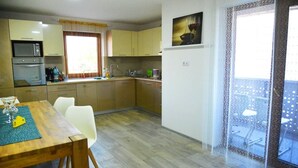 Grand Apartment, Balcony, Garden View (Elena) | Private kitchen | Coffee/tea maker, fridge, microwave, oven - Elena Haus (Cluj-Napoca)