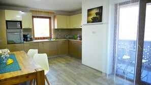 Grand Apartment, Balcony, Garden View (Elena) | Private kitchen | Fridge, microwave, oven, stovetop - Elena Haus (Cluj-Napoca)
