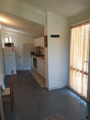 Réfrigérateur, micro-ondes, four, cafetière/bouilloire