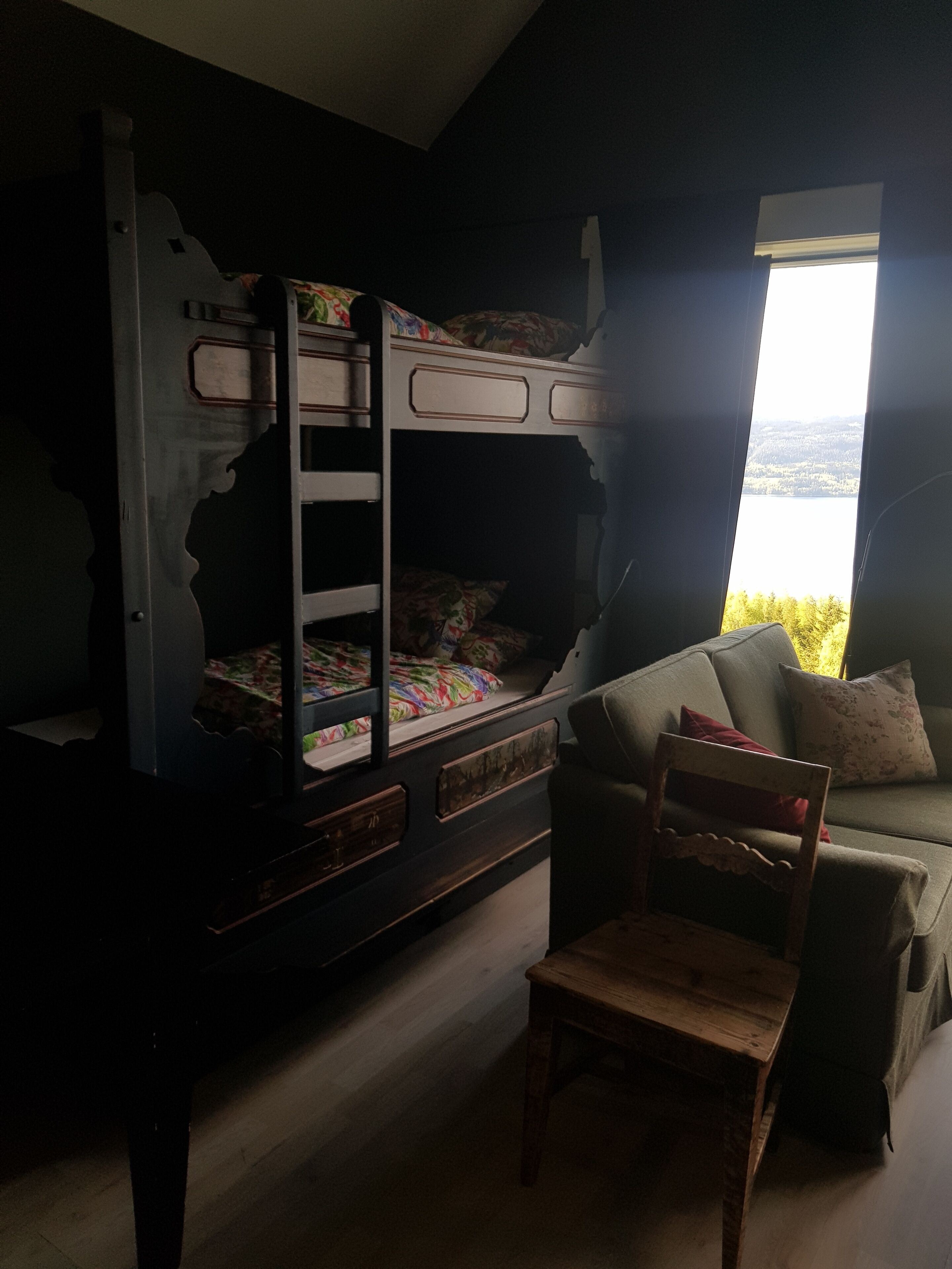 5 bedrooms, iron/ironing board, travel crib, free WiFi