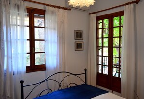 1 slaapkamer, een kluis op de kamer, een strijkplank/strijkijzer