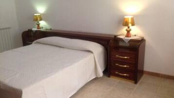 Habitación doble | Edredón, decoración personalizada, muebles diferentes y escritorio