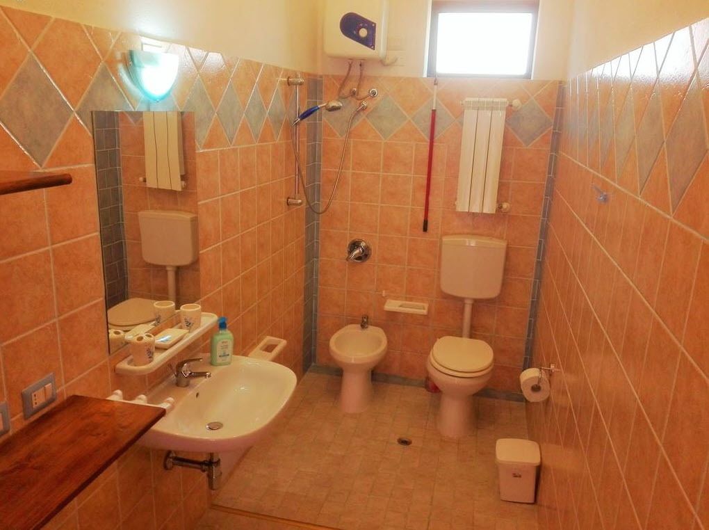 Douche, douche à « effet pluie », serviettes fournies, savon