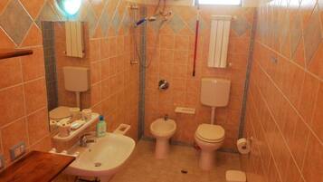 Douche, douche à « effet pluie », serviettes fournies, savon