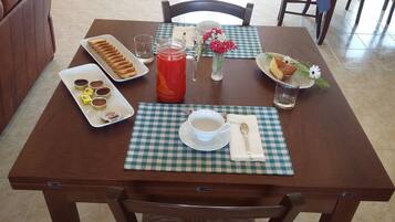 Desayuno a la carta (EUR 5 por persona)