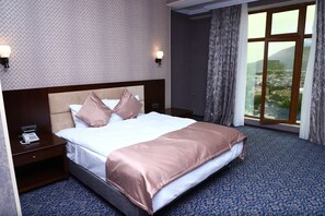 Standard Double Room | Minibar, in-room safe, soundproofing, iron/ironing board