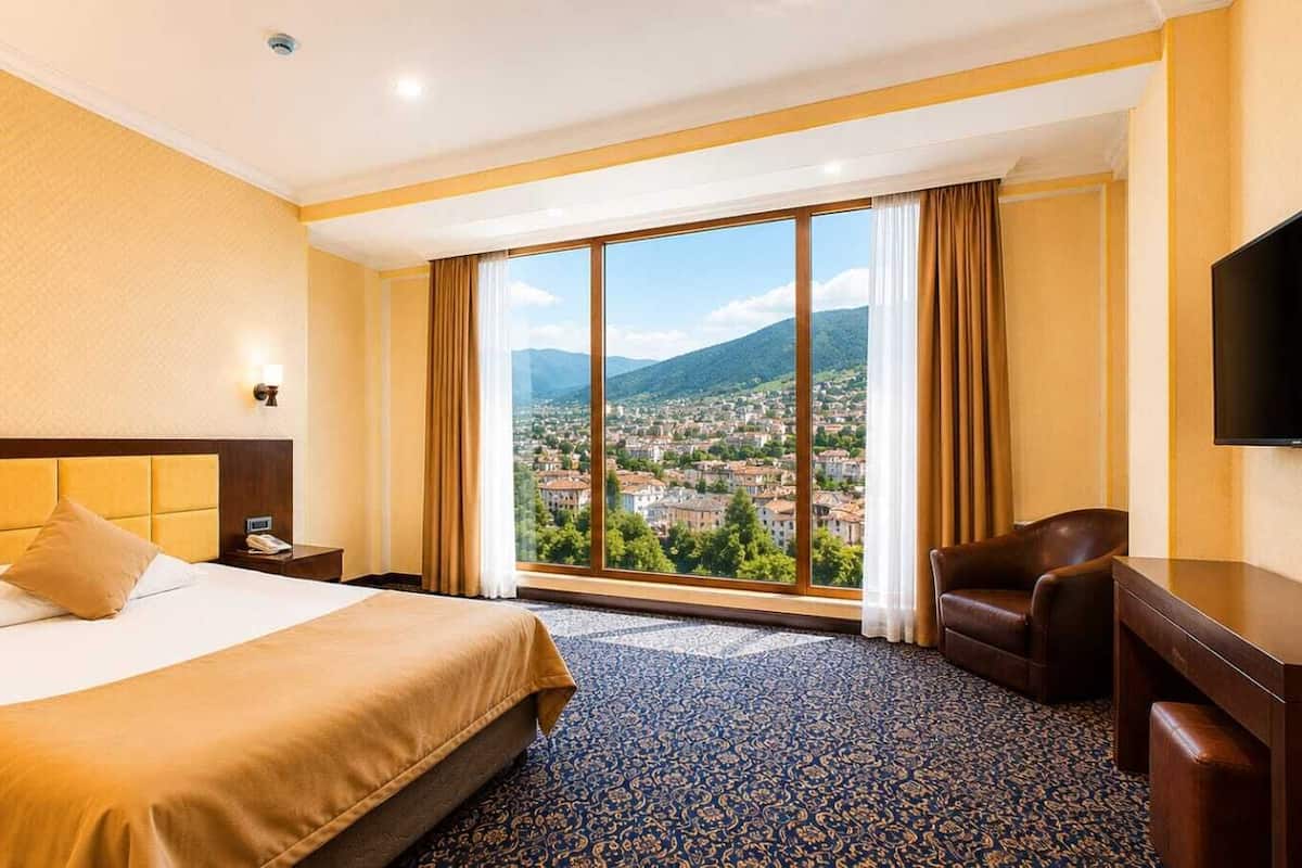 Standard Double Room | Minibar, in-room safe, soundproofing, iron/ironing board