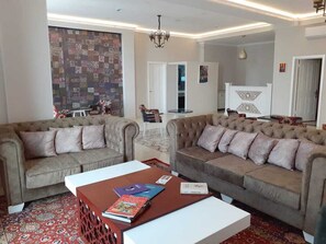 Lobby sitting area - Ruma Qala Hotel (Sheki)