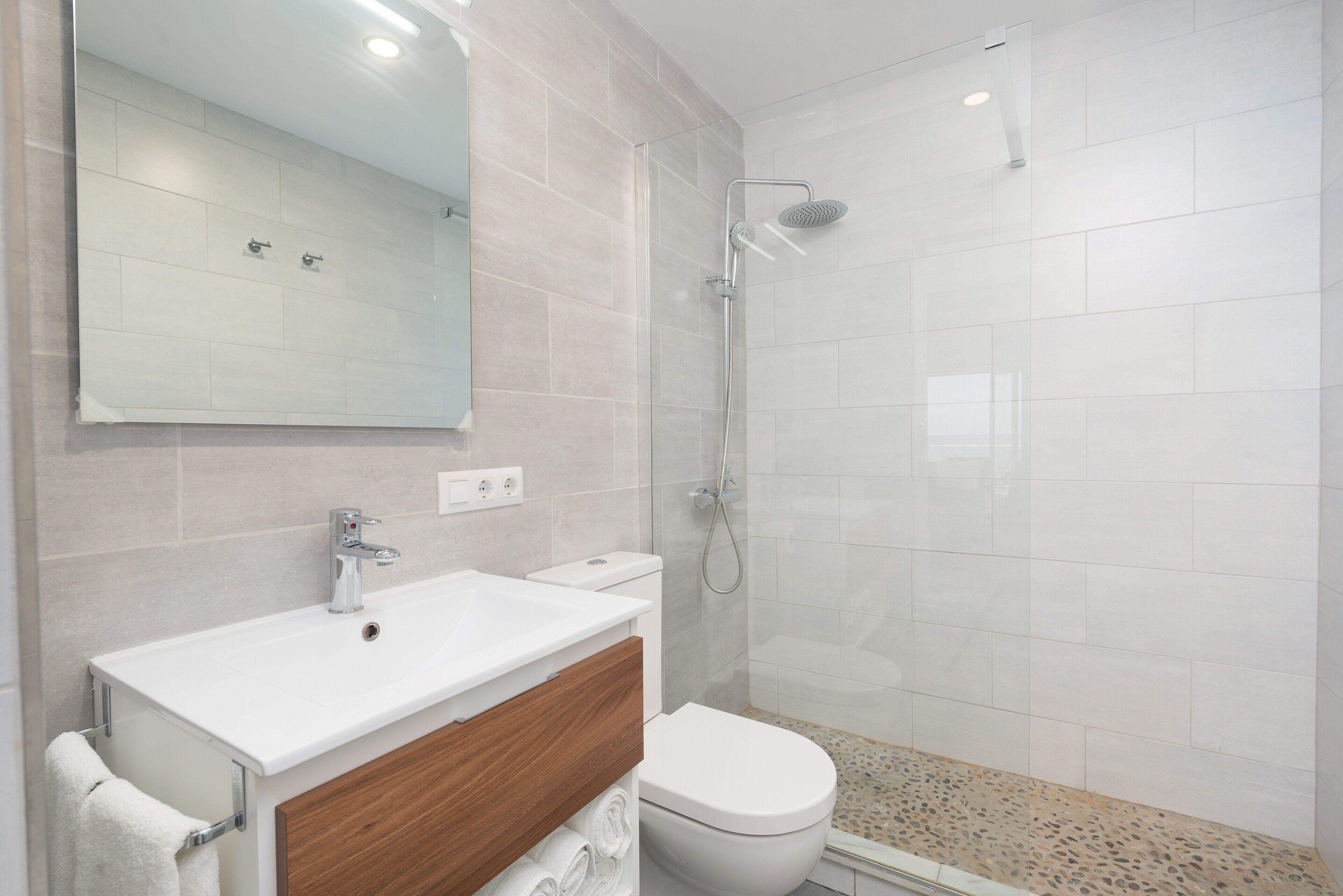Een douche, een haardroger, handdoeken