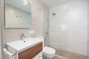 Dusche, Haartrockner, Handtücher