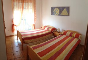 4 habitaciones, tabla de planchar con plancha y ropa de cama 