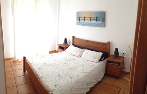 4 bedrooms, iron/ironing board, bed sheets