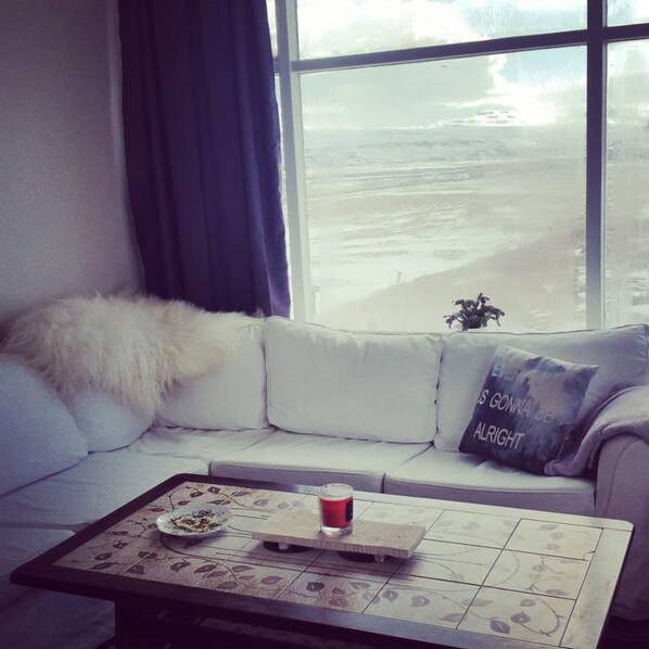 Appartement | Salle de séjour | TV connectée de 32 pouces avec chaînes par câble, télévision