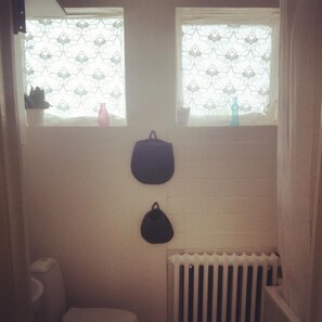 Apartment | Bathroom | Combined shower/tub, free toiletries, hair dryer, towels - Hrafnabjörg4 (Egilsstaðir)