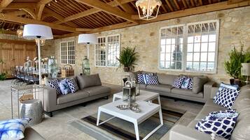 Smart-tv, een open haard, videospelletjes en tafelvoetbal