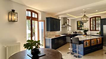 Een koelkast, een microgolfoven, een oven, een kookplaat