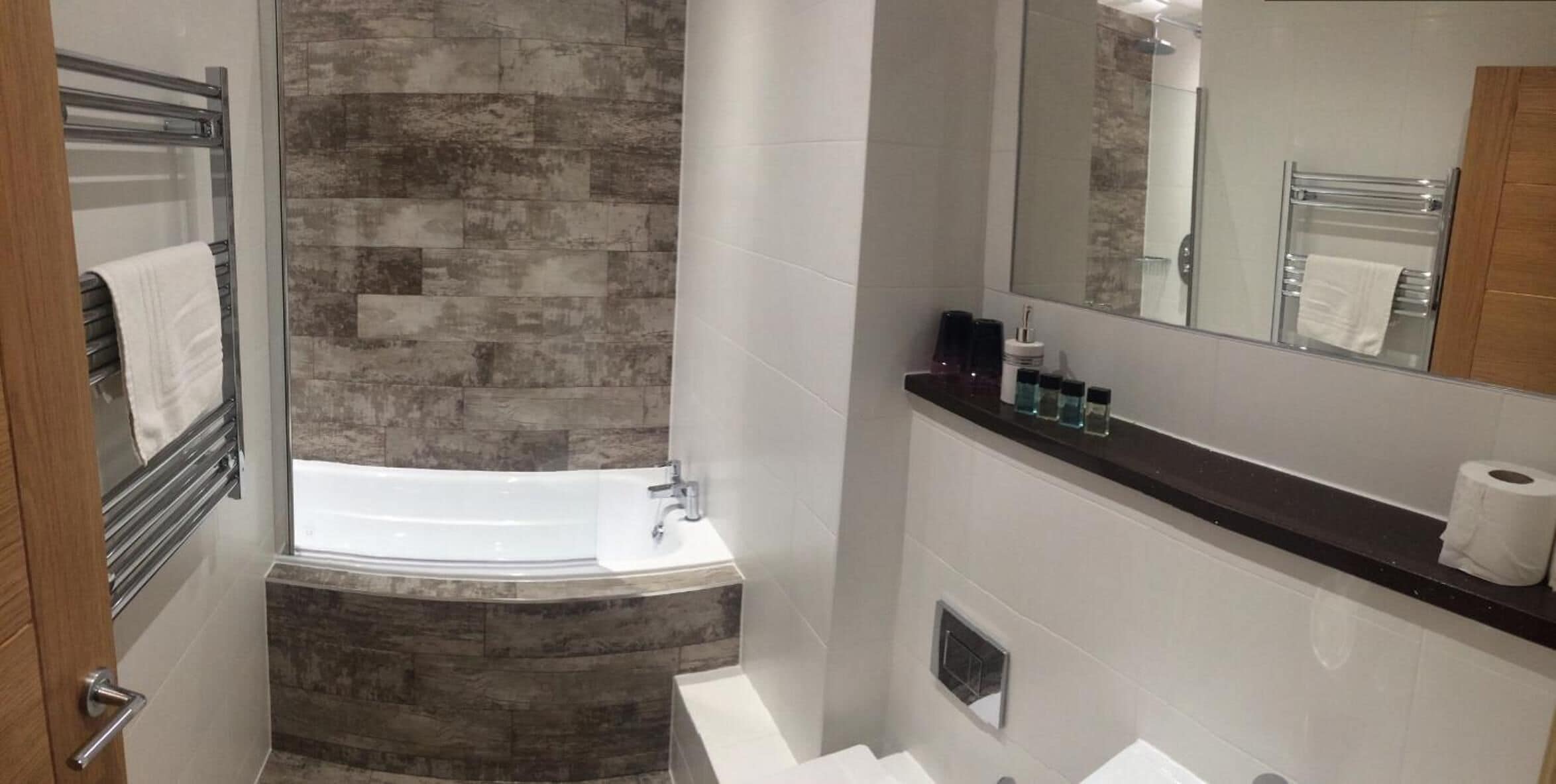 Badewanne, kostenlose Toilettenartikel, Haartrockner, Handtücher