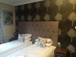 Decoración personalizada, muebles diferentes y escritorio 