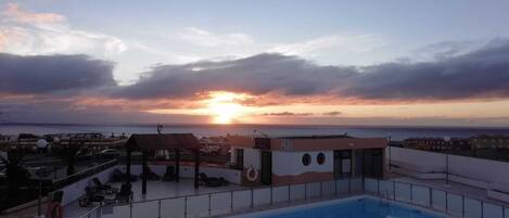 Una piscina al aire libre, una piscina climatizada