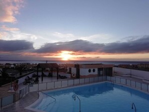 Een buitenzwembad en een verwarmd zwembad