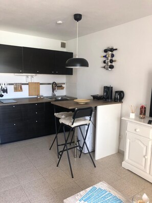 Een koelkast, een microgolfoven, een kookplaat