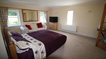 Kahden hengen superior-huone, 1 suuri parisänky, kylpyamme | Työpöytä, äänieristys, silitysrauta/-lauta, ilmainen Wi-Fi