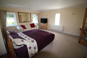 Habitación doble superior, 1 cama de matrimonio grande, bañera | Escritorio, sistema de insonorización, tabla de planchar con plancha