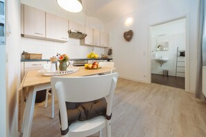 Küche als Durchgangszimmer zum Bad
