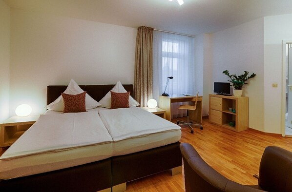 Schreibtisch, Babybetten, Zustellbetten, kostenloses WLAN