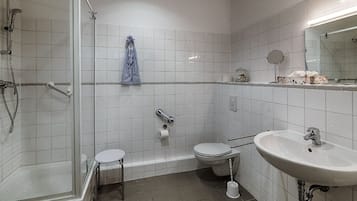 淋浴设施、毛巾、肥皂、卫生纸