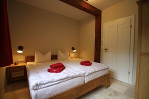 2 bedrooms, travel cot, free WiFi, bed sheets