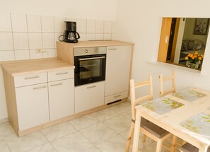 Een koelkast, een microgolfoven, een oven, een kookplaat