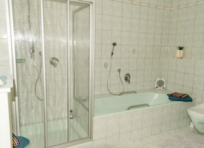 Combined shower/tub, hair dryer, bidet, towels