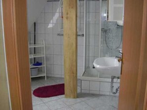 Regadera, toallas, jabón, papel de baño 