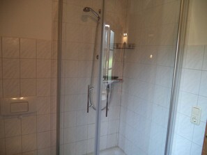 Shower, hair dryer, towels, soap - Vacation cottage Angeln, Germany (Steinberg)