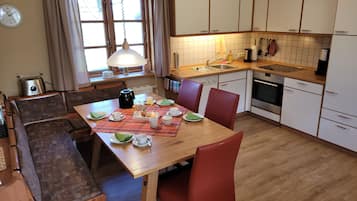 Fridge, oven, dishwasher, coffee/tea maker