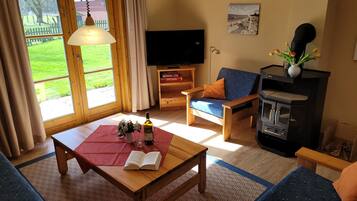 Een televisie en een open haard