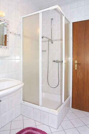 Dusche, Haartrockner, Handtücher, Toilettenpapier