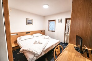 خزنة داخل الغرفة وواي فاي مجانًا وملاءات أسرّة