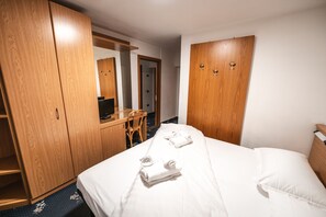 Chambre Double | Coffres-forts dans les chambres, Wi-Fi gratuit, draps fournis