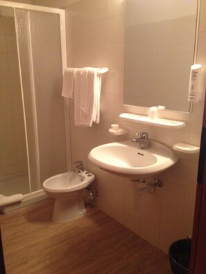 Shower, hair dryer, towels, soap - Hotel Renzi (Dimaro Folgarida)