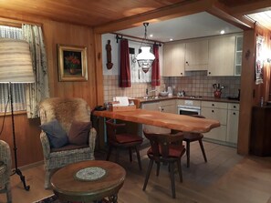 Kühlschrank, Ofen, Esstisch