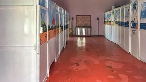 Buồng tắm vòi sen, vòi sen phun mưa, khăn tắm, xà phòng 