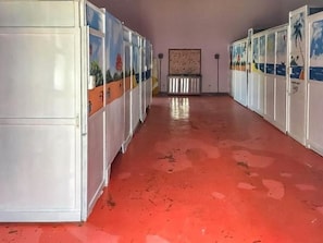 Ducha, cabezal de ducha tipo lluvia, toallas, jabón