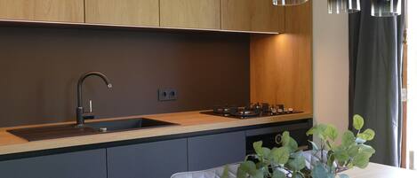 Fridge, oven, stovetop, dishwasher