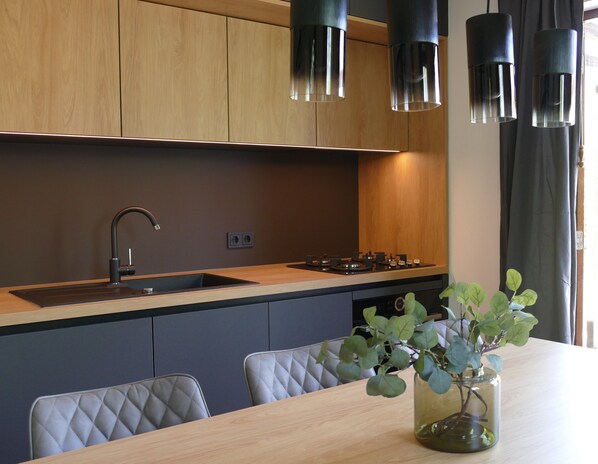 Fridge, oven, stovetop, dishwasher - Family-friendly, spacious and comfortable bungalow in a central location (De Cocksdorp)