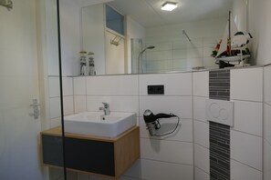 Shower, hair dryer, soap, toilet paper - Family-friendly, spacious and comfortable bungalow in a central location (De Cocksdorp)