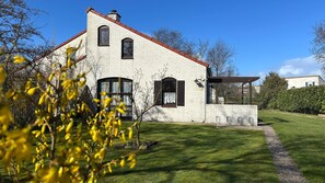 Property grounds - Family-friendly, spacious and comfortable bungalow in a central location (De Cocksdorp)
